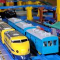 103系電車(藍)與黃博士(黃)