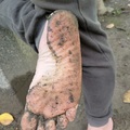 泥土不髒，很容易清洗，沾滿泥土的腳最健康，從土地獲取能量。