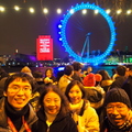 2014元旦前，即2013年12月31日晚上，全家人下午四點鐘，就趕去參加「倫敦眼」跨年煙火的盛會，雖然寒風冷冽，天空還飄著細雨，卻依然人山人海，把泰晤士河畔擠得水洩不通。
