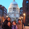 2013年12月5日到倫敦的第二天，全家人攝於歐洲之星車站。