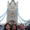2013年12月耶誕節之後，全家人攝於倫敦橋。
