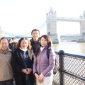 2013年耶誕過後，全家人攝於倫敦橋前。
