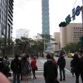 台北101大樓和路人旅客