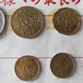硬幣的背面均鑄有在中國象徵學上代表幸福快樂的蝙蝠圖案及 “澳門” 的中、葡字樣。而七種硬幣的正面圖案分別為: 