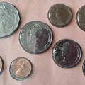 1、2、5、10、20和50分的硬幣,1984年加入1元硬幣，1988年加入2元。1992年1分和2分硬幣停止流通。