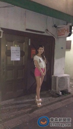 雞排妹在拓也哥的酒吧門口。(圖/雞排妹提供)