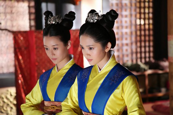 華視《陸貞傳奇》唐藝昕(右)與記者越洋連線,聊到拍戲過程侃侃而談。(圖/華視)