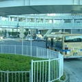 最後一天一大早就準備搭車去羽田搭機,車上看新橫濱車站前的大圓環