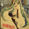 初音V3版本的等身立繪~這也讓人超想帶回家的!