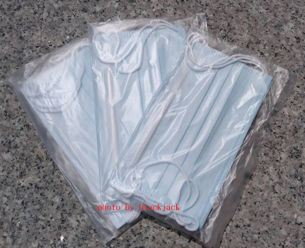 口罩實名制2.0的emask「開箱」：塑膠袋包裝、透明膠布封口、萊爾富App領口罩最方便