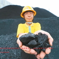 發電廠工程師吳懷恩捧著有黑金之稱的煤炭。 udn記者許正宏／攝影