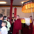 迎請大會上兩名喇嘛抬著寶書的鑾轎，後有寶蓋隨行。 