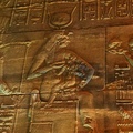 Komombo 神廟的壁雕-女神Isis哺乳太陽神荷魯斯