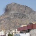 2011 Haj  Hira 山，在回曆九月27的夜晚，真主派大天使加百利向先知穆聖降下古蘭經。許多小白點的朝聖人往山洞爬去