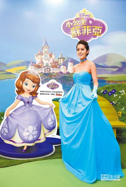 伊林娛樂名模王予柔日前出席「奇妙夢想園地」開幕,她從小就喜歡迪士尼,公主系列是她的最愛。