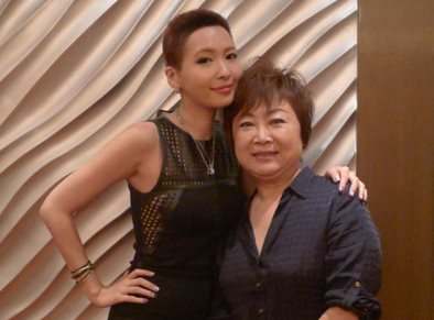 Makiyo(左)新片挑戰演出癌症病患,現場落髮成了小平頭。(圖/公關照)