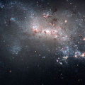 54 NGC 4449，也稱為科德韋爾21，是位於獵犬座的一個不規則星系