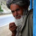 一個阿富汗的長老身穿灰色lungee的