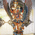 Garuda 毗濕奴Vishnu 騎著 金翅鳥garuḍa迦樓羅的雕塑作品