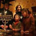 Hanukkah猶太人的光明日只點燃 2 根蠟燭 1
