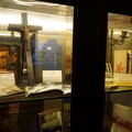 明星咖啡館展示櫃俄文聖經和十字架