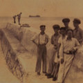 民國35年12月，海軍與內政部官員在太平島，可見到日本占領期間興建的防波堤。記者程嘉文／翻攝