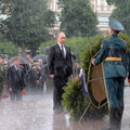 普京、雨中向軍人致哀