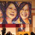 2018在日本國慶酒會掛巨幅蔡英文藝術畫像,
2018 駐德國大使謝志偉今年國慶酒會，紅布條上的國名縮寫ROC變成RoC。
