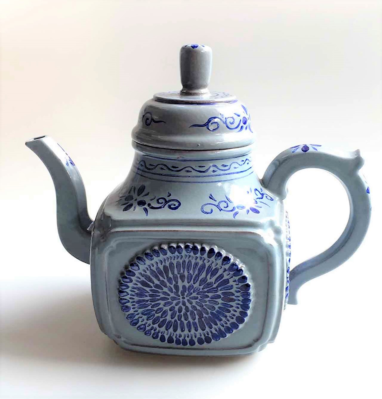 中国　呉須染付　赤壁賊　漢詩山水人物文　茶碗　時代箱付　C　5480 呉須山水文茶碗 – 鶴田 純久の章 お話