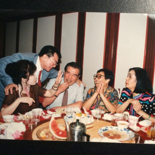 二十年前祝程國強六十大壽由左至右：名作家晨曦，王玨，丹扉，朱秀娟。