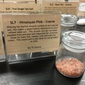 商店有各地的鹽，圖中為喜瑪拉雅山鹽
