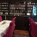 聖沃夫岡湖區飯店的餐廳桌椅與壁櫥