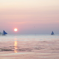 此生，見過最瑰麗、偉壯、幻魅的落日和晚霞在菲律賓的長灘島（Boracay）....這個擁有亞洲最美的沙灘，和世界七大最美麗的沙灘之一的熱帶天堂。
    長灘的美從清晨破曉時分，太陽緩緩自粉紅色的朝霧中升起時展開。
    世界，像圖中的帆船，在初綻的黛安娜玫瑰花的甜美馨香中甦醒、揚帆，充滿了寧靜與希望。