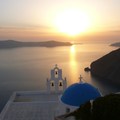 希臘聖托里尼島上著名的藍白教堂與落日爭輝