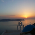 希臘聖托里尼島藍白教堂在暮色裡顯得更寧靜悠遠