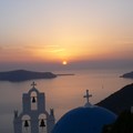 暮色裡，著名的希臘聖托里尼島藍白教堂