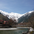 上高地位在長野縣飛驒山脈的南部梓川上游旅遊景點，飛驒山脈又稱為北阿爾卑斯山，最高峰為穗高岳。