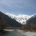 站在河童橋上拍穂高連峰與梓川，山岳顯得非常壯觀。