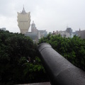 澳門大砲台的炮口對準著新葡京大樓
