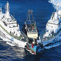 香港保釣船隻，遭日本海上保安廳船艦兩面夾擊。 圖／翻攝自讀賣新聞