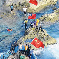 保釣人士手持兩岸的五星旗、青天白日滿地紅國旗登上釣魚台。 圖／翻攝自讀賣新聞