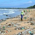 海灘上的塑膠廢品