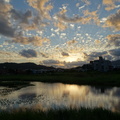 落日盡興的揮灑色彩，妝點漫天的雲朵與湖水