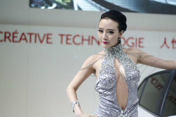 車模吳雨嬋出席車展,以魚尾露背挖胸裝豔壓群芳。(圖/翻攝網路) 吳雨嬋