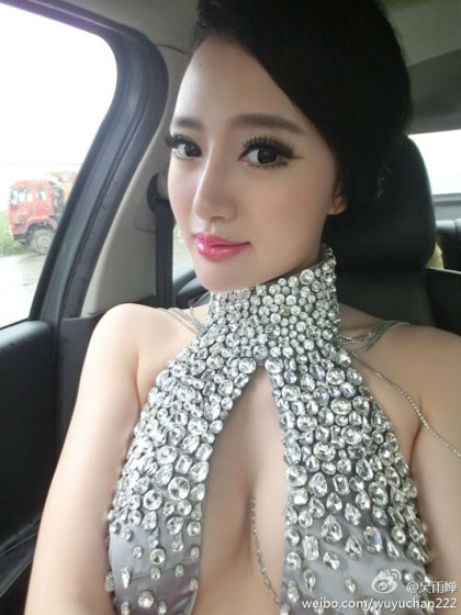 吳雨嬋號稱「華中第一車模」。(圖/擷自吳雨嬋微博) 吳雨嬋