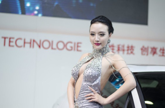 吳雨嬋號稱「華中第一車模」。(圖/擷自吳雨嬋微博) 吳雨嬋