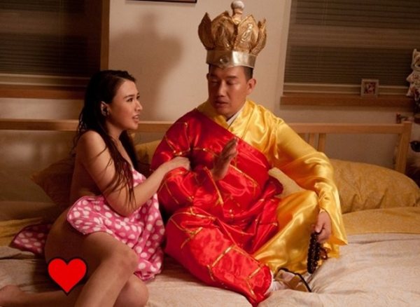 鍾采羲(左)裸身主動色誘杜汶澤。(圖/擷自網路)