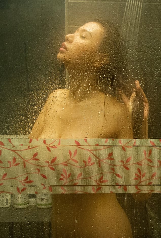 鍾采羲獻出全裸淋浴戲處女秀。(圖/擷自網路)