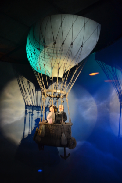 創辦人和夫人站在高空氣球