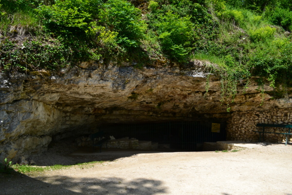 岩洞入口